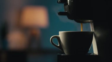 Makineden çıkan kahveyi kapat.