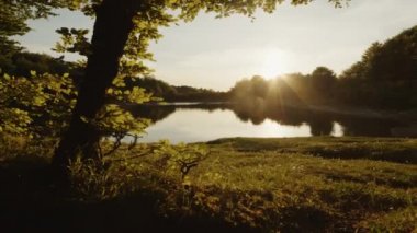 Gün batımında dağ bisikletli çocuk.
