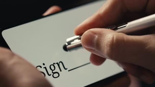 Geschäftsmann digitale Signatur auf dem Smartphone — Stockvideo