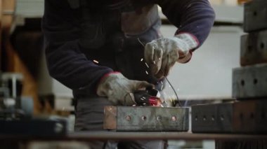 Demir işinde kaynak uzmanı. 