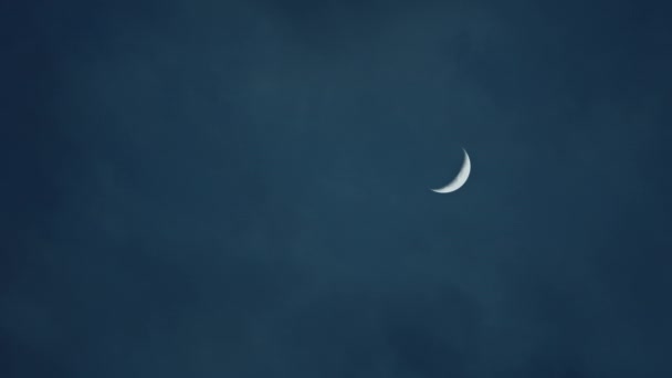 Panning de jumătate de lună pe cerul albastru — Videoclip de stoc