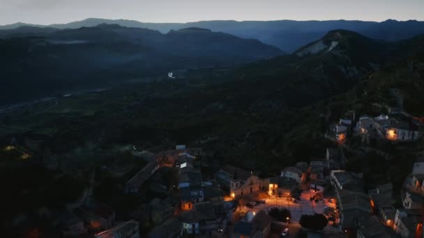 Veduta aerea dell'antico borgo italiano di notte. Calabria Aspromonte. — Video Stock