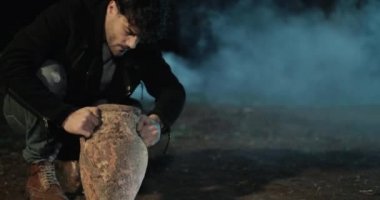 Delikanlı gece yeri kazar ve bir hazine bulur.