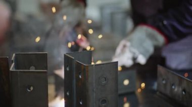 Demir işinde kaynak uzmanı. 