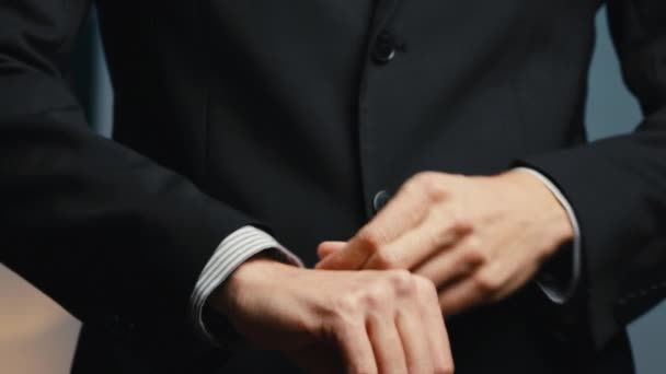 Well dressed man prepares to fight — Stock Video