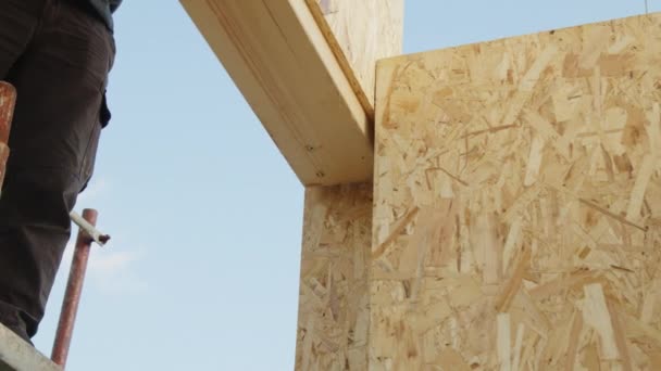 Detail van de bouw van houten huis — Stockvideo