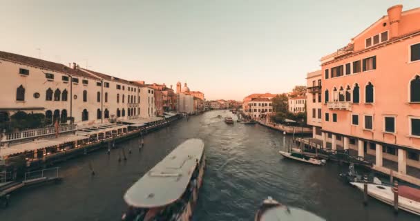 Caducidad de barcos y vaporetto a lo largo del famoso Gran Canal de Venecia — Vídeos de Stock