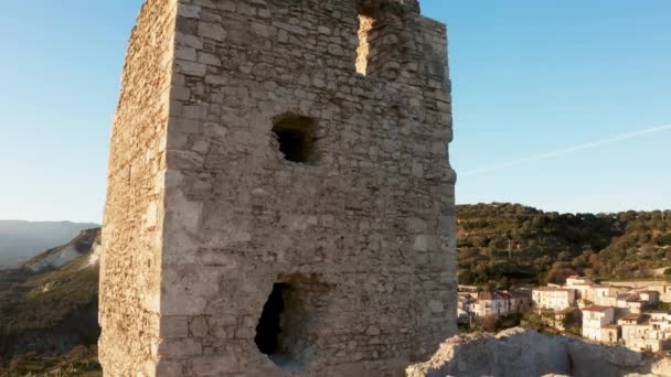 Vista aérea da antiga torre da antiga aldeia na Calábria — Vídeo de Stock