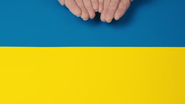 Man met een vredesopschrift in de kleuren van de Oekraïense vlag — Stockvideo