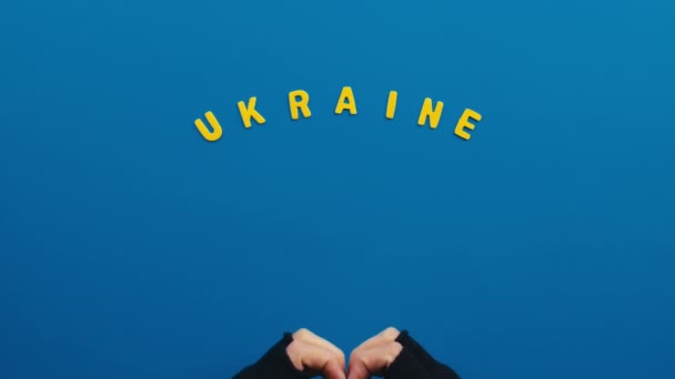 Mano en forma de corazón con letras ucranianas — Vídeo de stock
