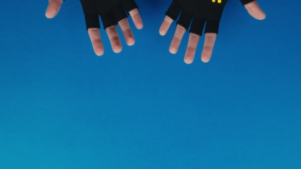 Manos con guantes negros no revelan texto de guerra. — Vídeo de stock