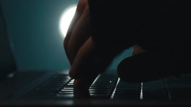 Hacker gece klavyede yazıyor. 