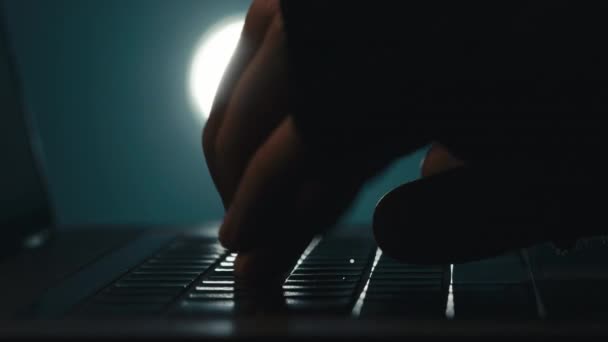 Hacker digitando sulla tastiera nella notte — Video Stock