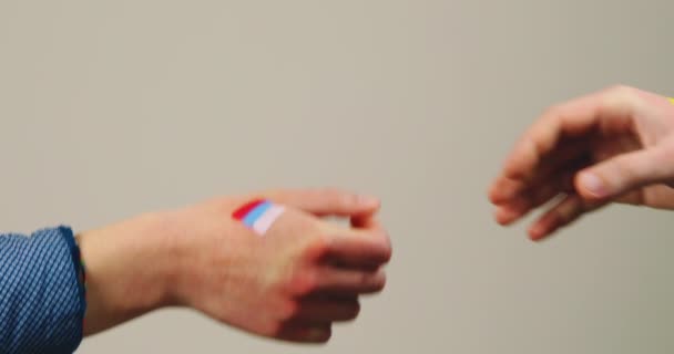 Close up de aperto de mão com branco ucraniano no fundo — Vídeo de Stock