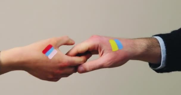 Zblízka potřesení rukou s ukrajinskou bílou v pozadí — Stock video