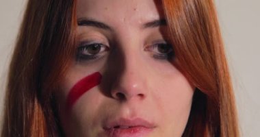 Kızıl saçlı kızın ağlayışının yakın çekimi. Kadınlara yönelik şiddet kavramı