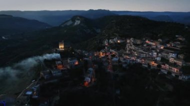 Geceleri antik İtalyan köyünün havadan görünüşü. Calabria Aspromonte. 