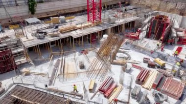 İnşaat alanındaki işçilerin hava görüntüsü