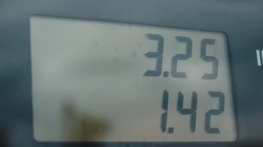 Benzin pompası tezgahını kapatın. Pahalı yakıt kavramı