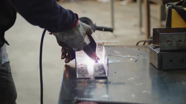 Hombre experto en soldadura en el trabajo sobre hierro — Vídeos de Stock