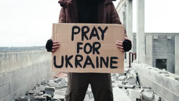 手里拿着反战标语的乌克兰男孩 — 图库视频影像