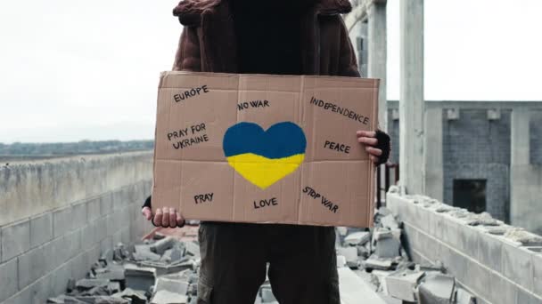 Garçon ukrainien tenant une pancarte anti-guerre dans sa main — Video