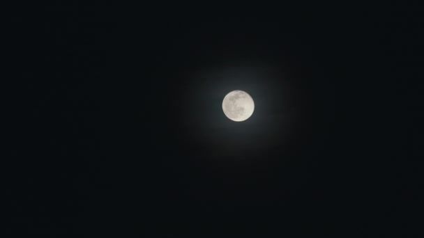 Темелапс повного Місяця у хмарах вночі — стокове відео