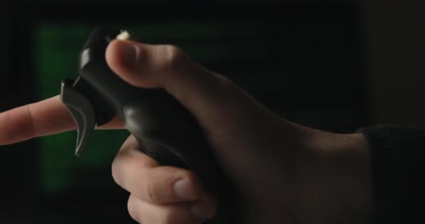 戦争中の軍用ドローンに使用するジョイスティックの手を閉じる — ストック動画