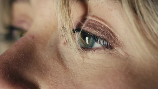 Großaufnahme weiblicher Blicke mit blauen Augen — Stockvideo