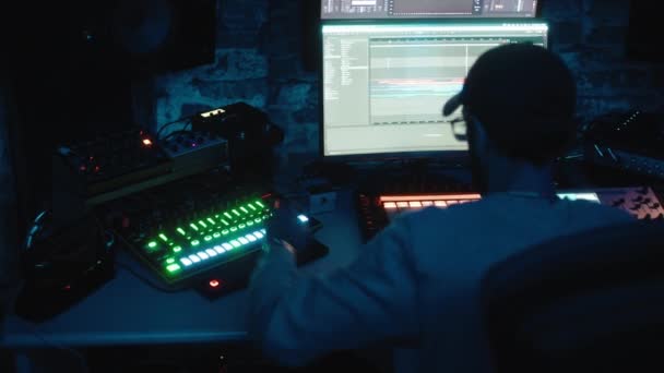 Musikproduzent arbeitet im Studio am musikalischen Beat — Stockvideo