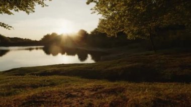 Gün batımında dağ bisikletli çocuk.