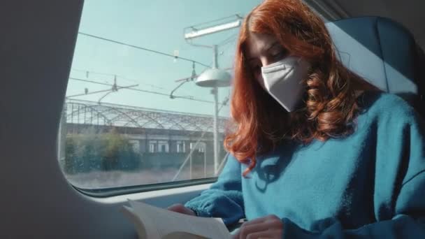 電車で旅する大学生の勉強書 — ストック動画