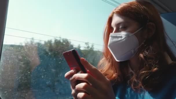 スマートフォンを使って電車に座っている女の子の近くで — ストック動画