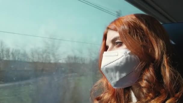 Close-up van meisje met masker reizen op de trein tijdens covid periode — Stockvideo