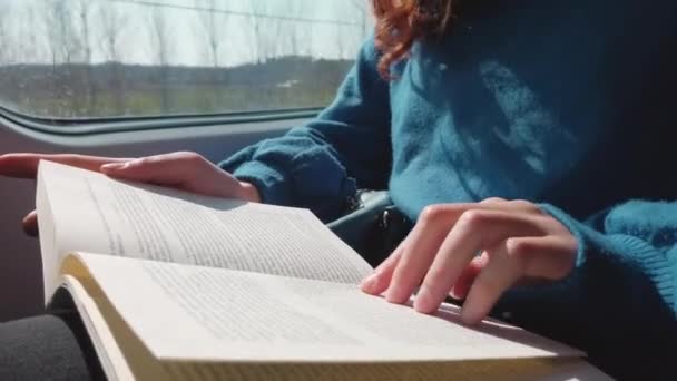 Libro de estudios universitarios viajando en tren — Vídeos de Stock