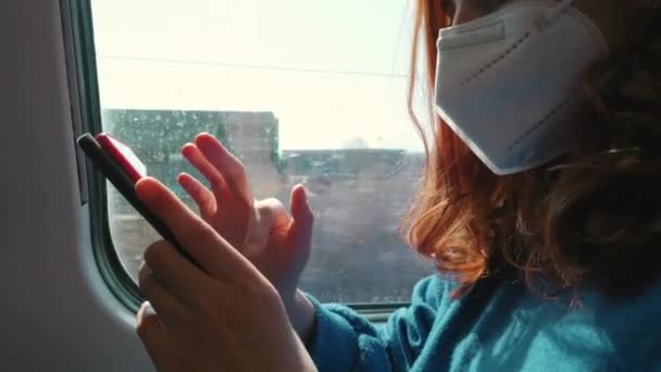 Închiderea unei fete care stă în tren folosind smartphone-ul — Videoclip de stoc