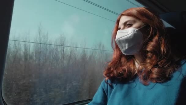 Covid期間中に電車で移動するマスクの女の子のクローズアップ — ストック動画