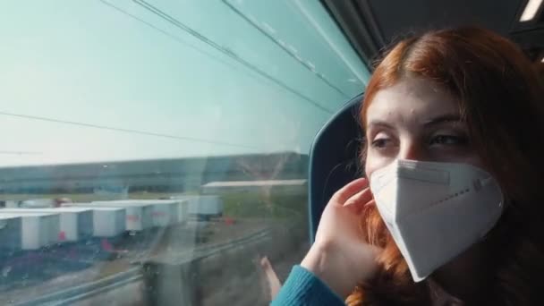 Close-up van meisje met masker reizen op de trein tijdens covid periode — Stockvideo