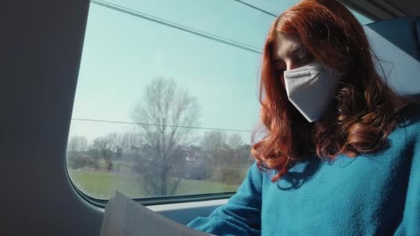 電車の中で女の子読書本の閉じるアップ — ストック動画