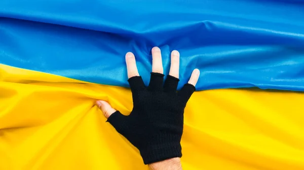 Close up of hand holds flag of ukraine — Stock fotografie