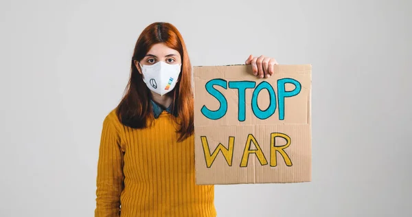 Ukrainian girl holding an Stop War placard in her hand — Stock Photo, Image