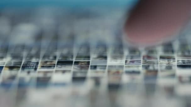 Крупним планом прокрутка пальців на сенсорному екрані смартфона — стокове відео
