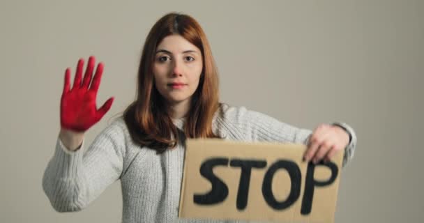 Ukrainienne fille tenant une plaque anti-guerre dans sa main — Video