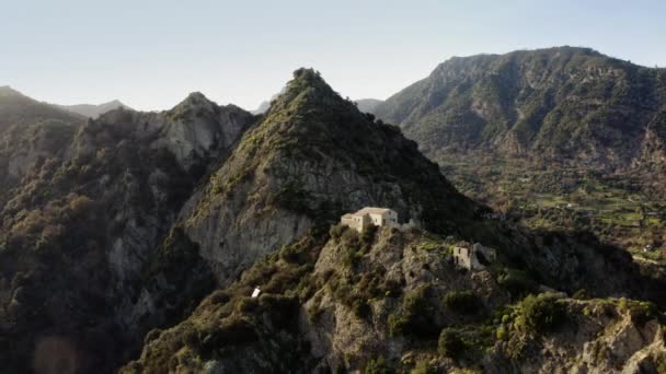 Vista aérea de antiguas ruinas en la cima de la montaña. Aspromonte Calabria — Vídeos de Stock