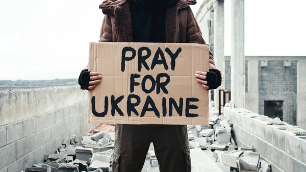 반 전쟁 플래카드를 손에 쥐고 있는 우크라이나 소년 — 스톡 사진