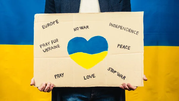 Chlapec drží karton se symbolem srdce pro válku v Ukrajině — Stock fotografie