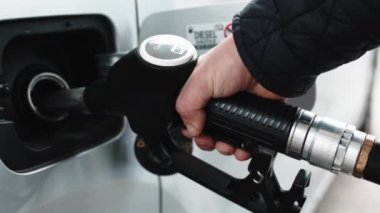 El arabaya dizel yakıt pompası koyar.