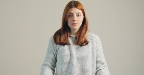 Украинская девушка с антивоенным плакатом в руке — стоковое видео