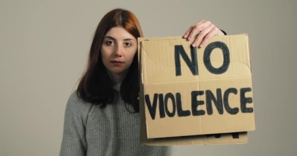 Ukrainienne fille tenant une plaque anti-guerre dans sa main — Video