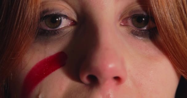 Κοντινό πλάνο της κοκκινομάλλας που κλαίει. έννοια της βίας κατά των γυναικών — Αρχείο Βίντεο